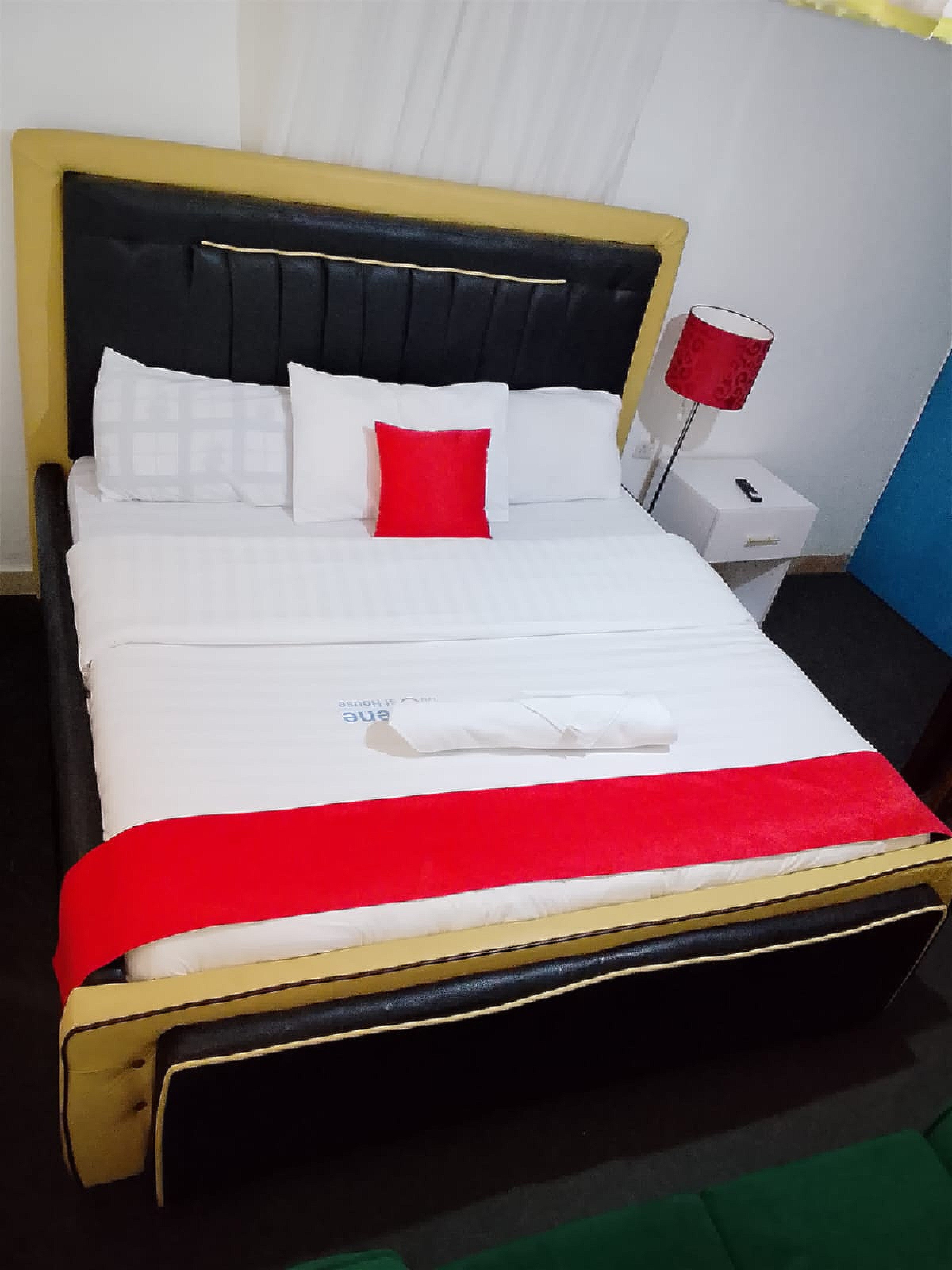 Room 001 /Ruwenzori